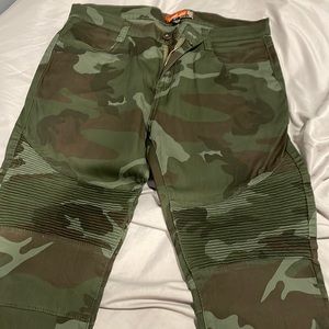 Men camo moto chino’s